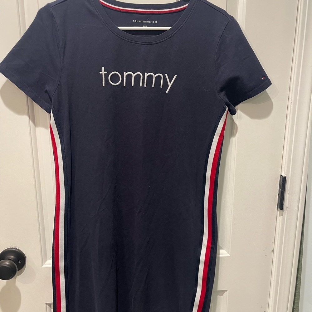 Tommy Hilfiger Navy Tee with Red and White Accents size small
004